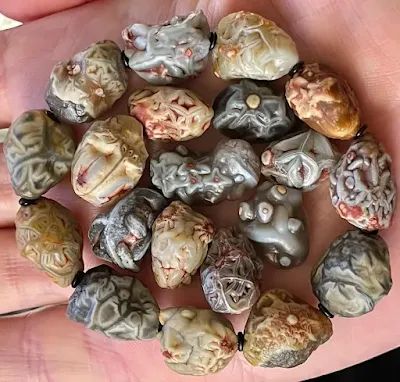 raw Gobi agate Raw Agate Rocks, Fairburn Agate, Gobi Agate, Healing Rocks, Rock Collecting, Agate Rocks, Rocks And Fossils, Gem Mining, Metamorphic Rocks