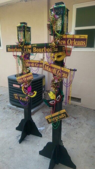 Mardi Gras Lamp Post - $1 Tree decor - $20, Lowes for the wood, stands, paint - $60, lamps from IKEA - $7 each, Street signs from EBAY - $8 #mardigrasparty Mardi Gras Diy, Mardi Grad, Mardi Gras Party Decorations, Madi Gras, Mardi Gras Wedding, Mardi Gras Centerpieces, Mardi Gras Crafts, Mardi Gra, Princesa Tiana