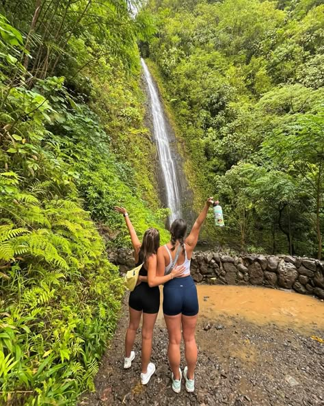 kinsley prayed for rain but it was WORTH IT for that smile in pic 5 !!! always hike the mountain ⛰️🩵 Hawaii Rainy Day Outfit, Tropical Hike Outfit, Falls Photography Poses, Costa Rica Aesthetic Outfits, Waterfall Outfit, Manoa Falls Oahu, Hiking Instagram Pictures, Hawaii Hiking Outfit, Hike Pictures