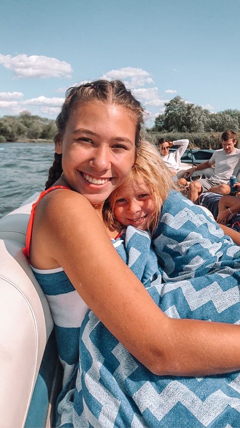 Preppy Family, Sister Aesthetic, Nepo Baby, Fam Pics, Family Aesthetic, Family Boats, Siblings Goals, Preppy Kids, Vsco Pictures