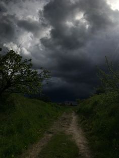 Storm Day Aesthetic, Stormy Cottagecore, Stormy Background Aesthetic, Stormchaser Aesthetic, Dark Stormy Weather Aesthetic, Sky Before Storm Aesthetic, Sky Before Storm, Stormy Countryside, Dreary Aesthetic