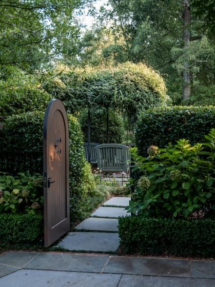 Courtyard With Hedges, Backyard French Garden, Hidden Backyard Spaces, Bunny Mellon Garden, Backyard Hedges Landscaping Ideas, Hedged Garden, Secret Garden Patio, Secret Garden Backyard, Front Courtyard Ideas