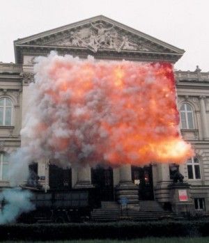 Red Flag Paradise. Cai Guo-Qiang.Cai Guoqiang, Art Installations, Red ... Heist Society, Cai Guo Qiang, Giuseppe Penone, Street Art News, National Gallery Of Art, Zadar, Art Installation, Work Inspiration, Red Flag