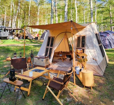 Camping Trip Essentials, Glamping Inspiration, Tent Life, Cold Camping, Cozy Camping, Tent Living, Camping Inspiration, Camping Hacks Diy, Camping Set Up