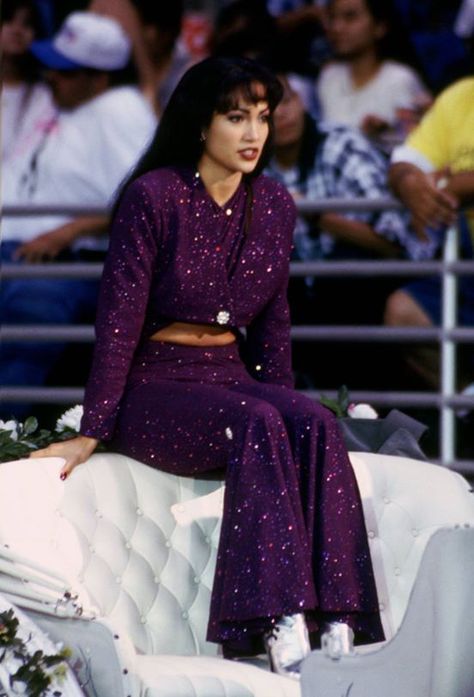 Jlo as selena Jennifer Lopez Selena, Selena Purple Outfit, Selena Costume, Selena Quintanilla Outfits, White Tops Outfit, Selena Quintanilla Fashion, Selena Pictures, Purple Jumpsuit, Purple Outfit