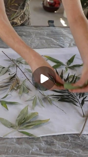 Printing With Leaves On Fabric, Nature Fabric Patterns, Print Leaves On Fabric, Natural Leaf Art, Leaf Painting On Fabric, Leaf Print Art Diy, Leaf Bleach Printing, Ecoprint Tutorial, Eco Printing Fabric