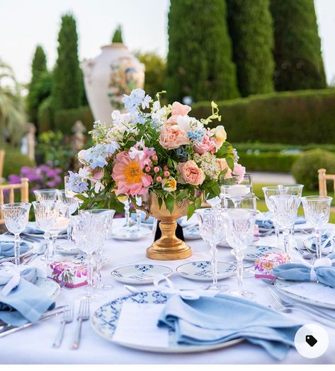 Pastel Wedding Flowers Centerpieces Table Arrangements, English Wedding Bouquet, Spring Flower Table Decor, French Floral Wedding, French Country Wedding Centerpieces, French Riviera Wedding Theme, Blue French Wedding, Pastel Table Setting Wedding, Spring Wedding Tables