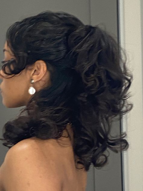 Up And Down Hairstyles, Clean Girl Era, Rich Girl Outfit, Semi Formal Hairstyles, God Motivation, Aesthetic Clean Girl, Outfit Fitness, Prom Hair Medium, Black Wavy Hair