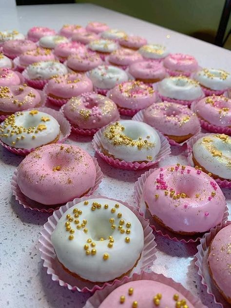 Mini Donuts Pink And White, Princess Donuts Ideas, Pink Doughnut, Donut Tray, Pink Dessert Tables, Easy Baby Shower, Donut Decorating Ideas, Baby Shower Sweets, Donut Decorations