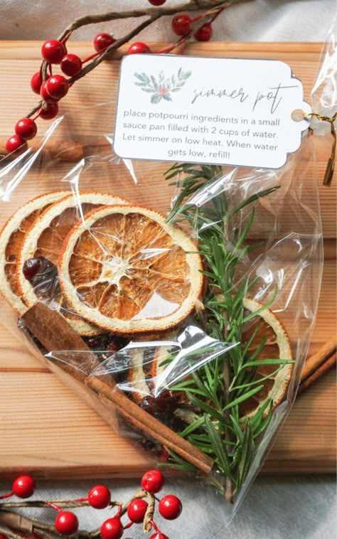 dried oranges and rosemary in plastic bag Diy Simmer Pot, Simmer Pot Gift, Homemade Potpourri, Potpourri Recipes, Gift Ideas For Christmas, Simmer Pot, Christmas Easy, Christmas Smell, Christmas Recipes Easy