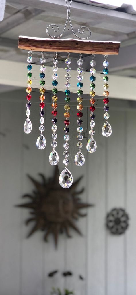 Crystal Suncatchers Diy, Wind Chimes Homemade, Suncatcher Diy, Glass Bead Crafts, Diy Suncatchers, Wind Chimes Craft, Diy Wind Chimes, Crystal Suncatchers, Wire Crafts