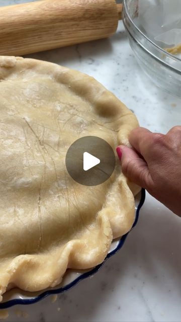 Lebanese Cooking + Baking on Instagram: "Crimp a beautiful pie crust! Do this simple, gorgeous rope crimp on double crust or single crust pie. Pinch the dough between inner top of the thumb and first finger joint. So satisfying! And while you’re at it, try my mom’s Oil Crust recipe (it’s vegan!) for a very flakey, lightly salted crust that supports and all fillings you can think of. This is my favorite crust of all time and so nice to work with. ⁠ ⁠ The recipe is on my site, through the link in my profile!⁠ .⁠ .⁠ #piecrust #piecrimp #howtomakepie #thanksgiving #thanksgivingpie #pierecipe #dessertideas #thanksgivingrecipes #dessertrecipes #pie #makepie #prettypie #beautifuldesserts #oilpiecrust #veganpie #veganpiecrust #nobutter #mediterraneandiet #healthier #healthyish #homemadepie #mauree Pie Crust Easy Design, Buttery Pie Crust Recipe, Pie Crust Hacks, Fancy Pie Crust, Oil Pie Crust, Beautiful Pie Crusts, Crust Designs, Double Pie Crust, Rachel Ballinger