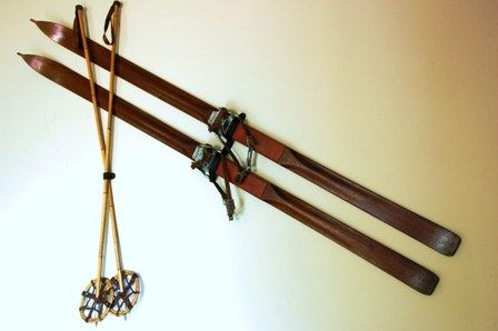 Antique Skis On Wall, Snowshoe Decor, Décor Ski, Alpine Decor, Antique Skis, Camp Decor, Vintage Skis, Old Skis, Ski Room