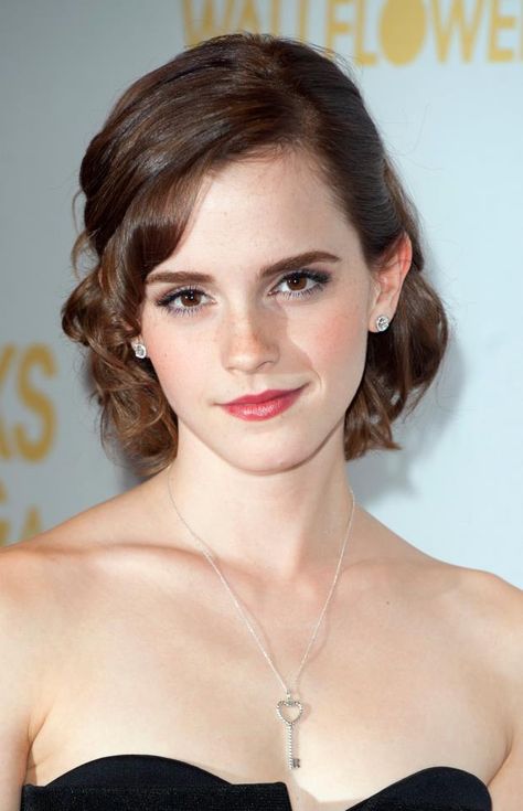 Emma Watson Emma Watson Style, Cute Buns, Annasophia Robb, Penteado Cabelo Curto, Zooey Deschanel, Natalie Portman, Medium Hair Cuts, Emma Stone, Emma Watson