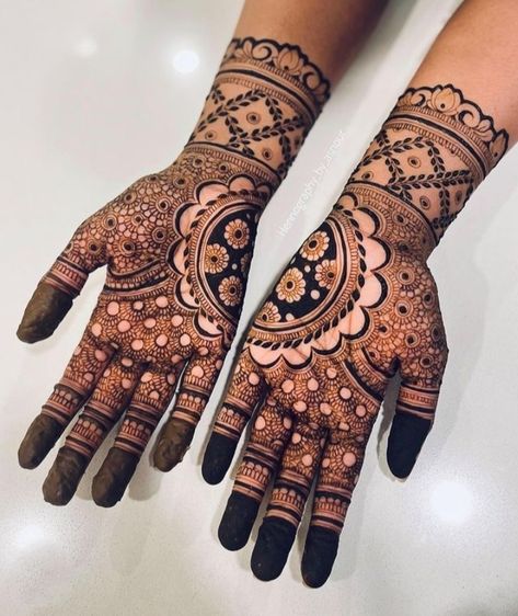 Mehendi Patterns, Traditional Mehndi Designs, Palm Mehndi, Party Henna, Traditional Mehndi, Short Mehndi Design, Mehandhi Designs, Front Mehndi Design, New Bridal Mehndi Designs