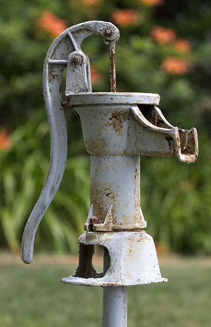 An old water pump. This was how we got water at my Aunt's house. Old Water Pumps, Old Well, Well Pump, Vintage Memory, Hand Pump, Old Fashion, The Old Days, The Grass, Sweet Memories