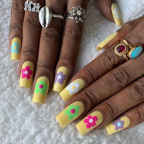 Nails Design Pastel, Colorful Flower Nails, Sorbet Nails, Evil Eye Nails, Pastel Nail Polish, Retro Nails, Daisy Nails, Ombre Nail Designs, Striped Nails