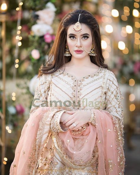 Camouflage Photography on Instagram: “Makeup by the best @porcelain.official @camouflagebysaad @wonderlandmgt @onceuponaleapyear @shazakmalikofficial Get 20% off on Wedding /…” Hairstyles With Maxi, Nikkah Look, Fancy Maxi Dress, Asian Wedding Dress Pakistani, Bridal Mehndi Dresses, Pakistani Bridal Makeup, Bridal Hairdo, Desi Wedding Dresses, Asian Bridal Dresses