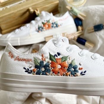 Embroidery Wedding Shoes, Embroidered Bridal Shoes, Embroidered Shoes Diy, Embroidery Shoes Diy, Boot Embroidery, Embroidered Wedding Gifts, Embroidery Sneakers, Sneakers Art, Embroidery Boots