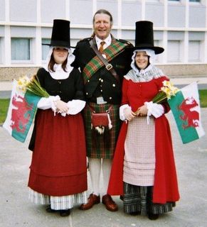 Welsh traditional dress Welsh Lady, Costumes Around The World, British Traditions, Culture Clothing, National Dress, We Are The World, Folk Costume, People Of The World, World Cultures