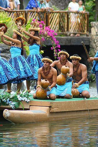 Polynesian Cultural Center on Oahu, Hawaii, Traditional Hawaiian Luau Oahu Vacation, Polynesian Cultural Center, Hawaiian Culture, Hawaiian Vacation, Polynesian Culture, Hawaii Life, Aloha Hawaii, People Watching, Hawaiian Luau