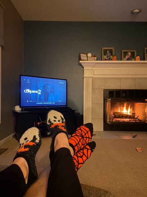 Horror movie, conjuring 2, fire place, girlfriend boyfriend, cuddles on the couch, halloween socks Couple Christmas Movie Night, Movie Night Cuddles, Halloween Couple Movie Night, Halloween Activities Couples, Cozy Fall Couple Aesthetic, Fall Aesthetic Boyfriend, Couple Halloween Activities, Movie Cuddles, Horror Movie Date