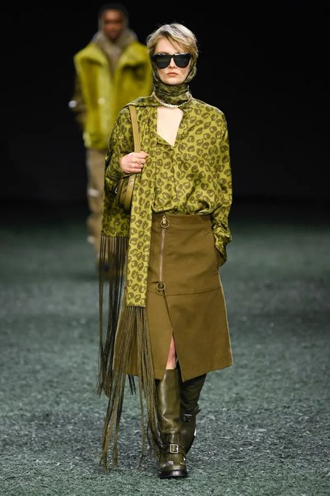 Burberry Fall 2024 Ready-to-Wear Runway, Fashion Show & Collection Review [PHOTOS] Aw 2024, Resort 2025, Trendy Fall Fashion, Winter Fashion Outfits Casual, Show Collection, Full Show, Fall Winter 2024, Burberry London, Fashion Show Collection