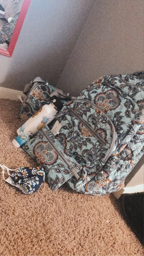 Vera Bradley Backpack Aesthetic, Vera Bradley Aesthetic, Bags Preppy, Law School Prep, Backpack Aesthetic, Backpack Ideas, Middle School Hacks, Stuffed Pasta, School Prep