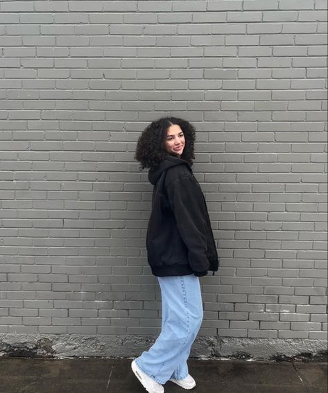 fashion, streetwear, curly hair Streetwear Fashion Curly Hair, Streetwear Hairstyles Curly, Beanie With Curly Hair Natural, Curly Hair Confidence, Faceless Curly Hair Girl, Tomboy Outfits, Tomboy Style Outfits, Curly Girl, Tomboy Fashion