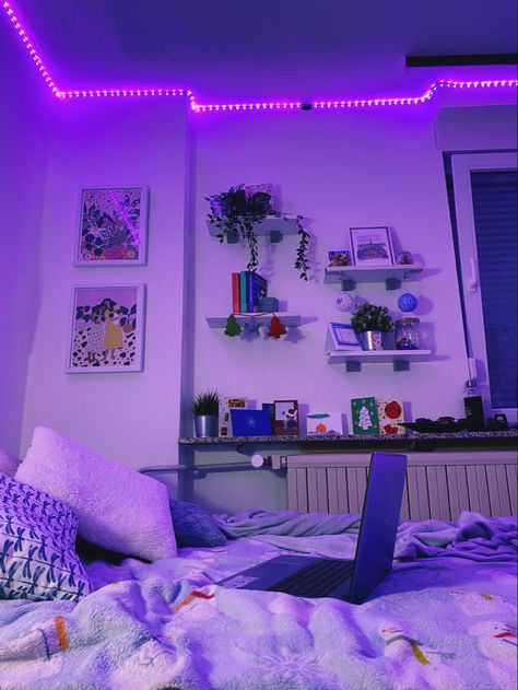 Chambre Inspo, Bilik Idaman, Chill Room, Cool Room, Neon Room, Pinterest Room Decor, Indie Room, Led Strip Lights, Cozy Room Decor