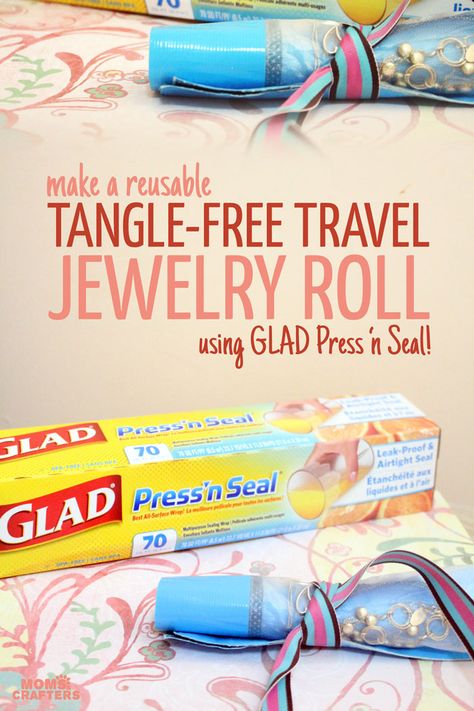 OMG you won't believe how well this works! Make  a super easy, quick, no-sew DIY jewelry roll for tangle-free travel using Glad Press 'n Seal. An easy life hack to go with your jewelry making crafts. Diy Jewelry Roll, Diy Suitcase, Jewelry Roll Travel, Jewerly Organizer, Jewelry Hacks, Travel Necklace, Travel Jewelry Organizer, Jewelry Roll, Jewelry Organizer Diy