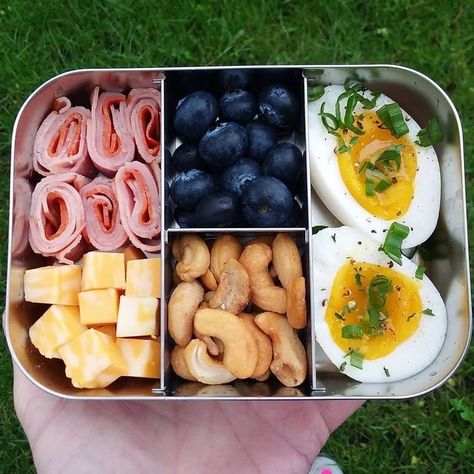 Protein Box Lunch Ideas, Healthy Lunch Ideas For Work High Protein, Easy Healthy Bento Box Lunch, Low Cholesterol Lunch Meal Prep, Protein Snack Box Ideas, Easy Snack Prep, Healthy School Lunch Ideas High School, Wrestling Food Ideas Healthy Snacks, High Protein Bento Box Lunch