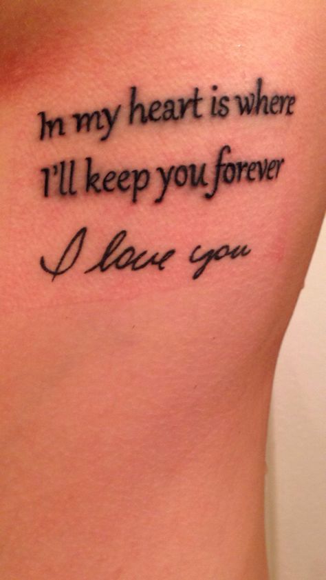 Tattoo of Godmother's handwriting with the words "in my heart is where I'll keep you forever" above it Arlo Tattoo, Tattoo Frases, Dr Tattoo, Grandma Tattoos, Dragons Tattoo, Remembrance Tattoos, Tattoo Quotes For Women, Inspiration Tattoos, Dad Tattoos