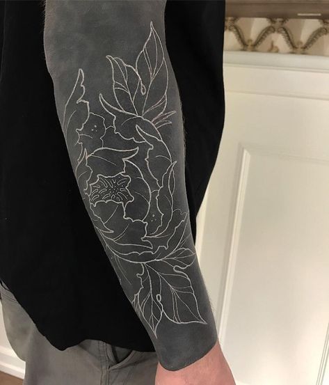 tatouage tendance de style blackout pour les plus audacieux #tattoo Voll Arm-tattoos, Arm Tattoos Black, Black Sleeve Tattoo, Tato Tradisional, All Black Tattoos, Solid Black Tattoo, White Tattoos, Black White Tattoos, Blackout Tattoo