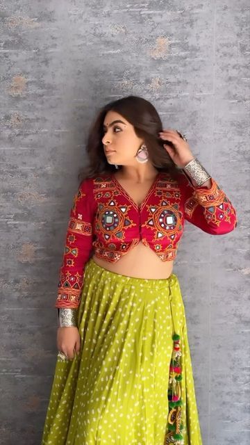 Bharela Blouse Design, Navaratri Choli Design, Blouse Designs Latest For Navratri, Navaratri Blouse Designs Latest, Lengha Choli For Navratri, Gujarati Blouse Design, Blouse Pattern For Navratri, Navratri Choli Designs Blouses, Top For Navratri