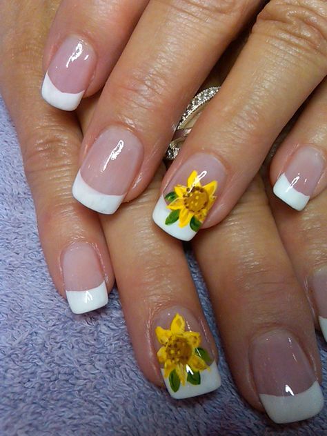 Short Nail Designs With Sunflowers, Sun Flower Nail Art Designs, Sunflower Fingernails, Black Nails With Sunflower, Sunflower Nails Design Short, Sunflower Wedding Nails, Sunflower Gel Nails, Cute Sunflower Nails, Fall Sunflower Nails