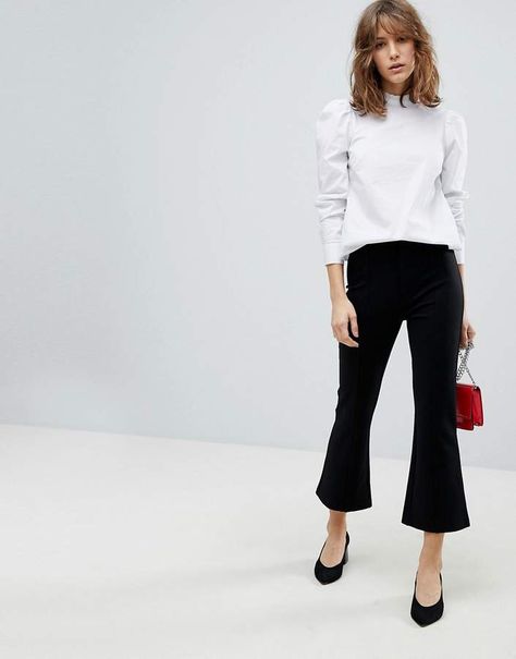 Kick Crop Pants Outfit, Cropped Kick Flare Pants Outfit, Crop Pants With Ankle Boots, Black Flare Pants Outfit Work, Kick Flare Pants Outfit, Flare Black Pants Outfit, Flare Pants Outfit Winter, Cropped Trousers Outfit, Flare Pants Outfit