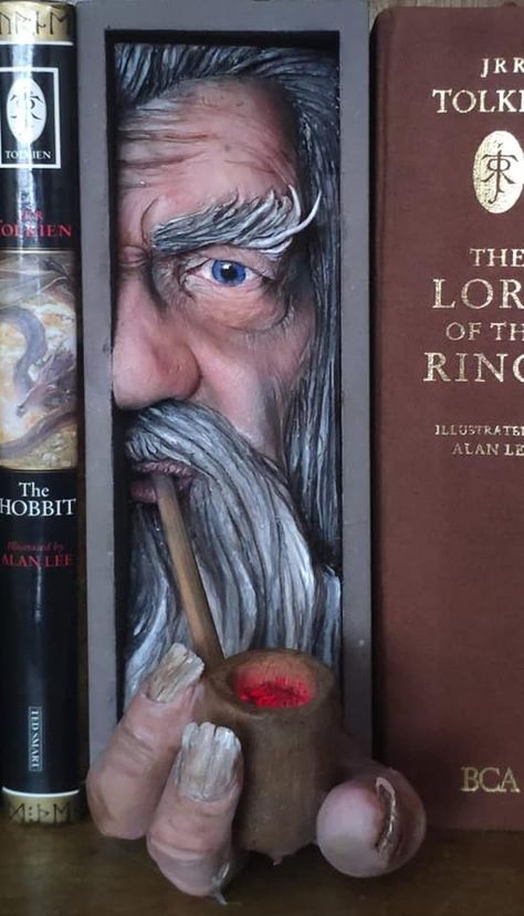 Book Nook Lord Of The Rings, Lord Of The Rings Book Nook, Sience Fiction, Bookshelf Art, Gandalf The Grey, Bookclub Gifts, Gra O Tron, Book Holders, Style Deco