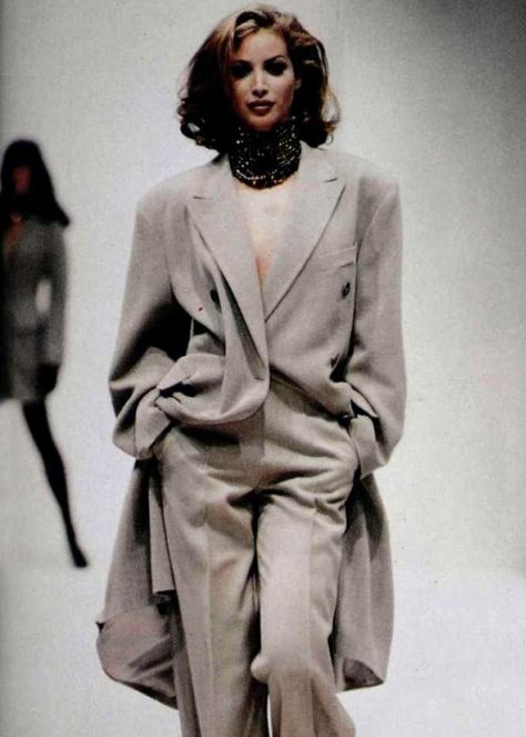 #vintage Christy Turlington for Jil Sander F/W 1992 #thesupers Mode Ab 50, Fashion Guys, Knee Length Jacket, Jil Sanders, 90s Runway Fashion, White Suit, 1990s Fashion, Christy Turlington, Mode Vintage