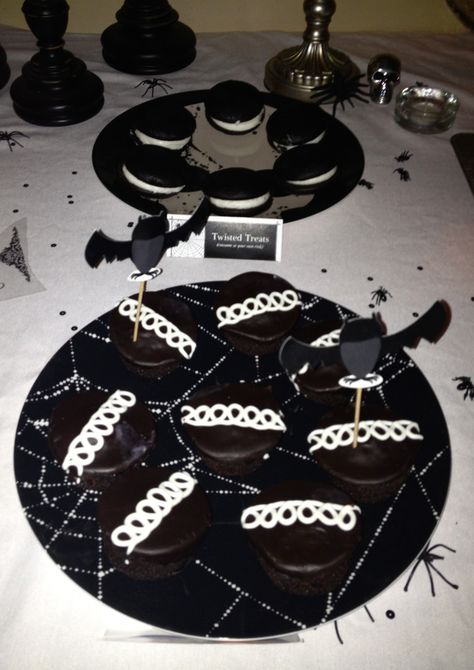 Black And White Party Foods, Black Birthday Treats, Black And White Party Ideas Birthdays, Black And White Strawberries, Black Sweets Table, Gothic Dessert Table, Black And White Snacks, Black Foods For Color Party, Black Snacks For Color Party