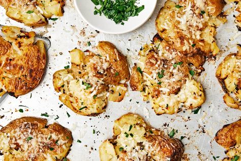 Smashed Potatoes Smashed Potatoes Garlic, Potatoes Garlic Parmesan, Smashed New Potatoes, Potato Ideas, Health Meals, Garlic Parmesan Potatoes, Smashed Potatoes Recipe, Potato Side Dish, Baby Meals