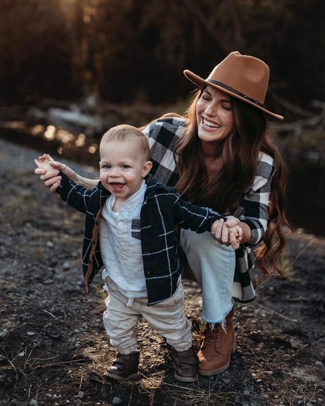 Punk Family, Heartland Season 1, Fam Photos, Coordinates Outfits, Warm Hats, Fall Session, Motherhood Photography, Fun Photos, Family Family