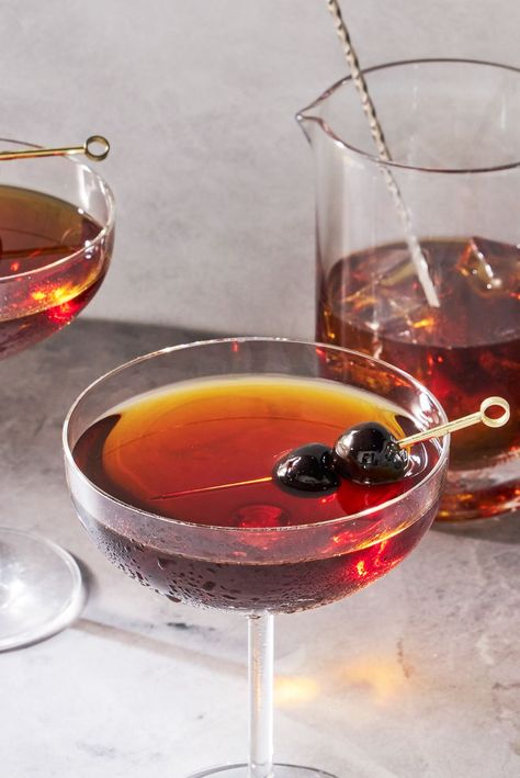 These 20 Low-Carb Cocktails Are So Good You Won't Believe They're Keto-Friendly Low Carb Cocktails, Manhattan Cocktail, Whiskey Cocktails, Stay On Track, Recipe Ideas, Happy Hour, Great Recipes, Keto Diet, Manhattan