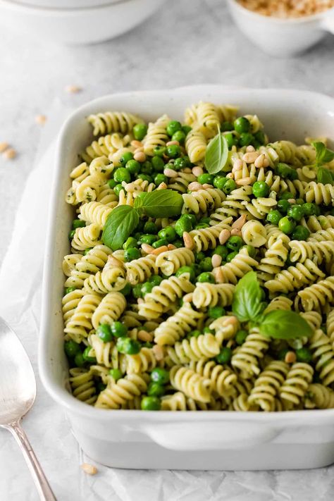 Easy Pesto Pasta, Summer Pasta Recipes, Homemade Pesto Sauce, Pasta With Peas, Pea Pesto, Steak Pasta, Pasta Pesto, Pesto Pasta Recipes, Pine Nut