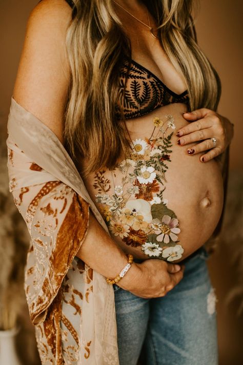 Flowers On Belly Maternity, Belly Painting Pregnant, Flower Maternity Shoot, Unique Maternity Photos, Pregnant Belly Painting, Baby Bump Photoshoot, Studio Maternity Photos, Pregnancy Belly Photos, Cute Pregnancy Pictures