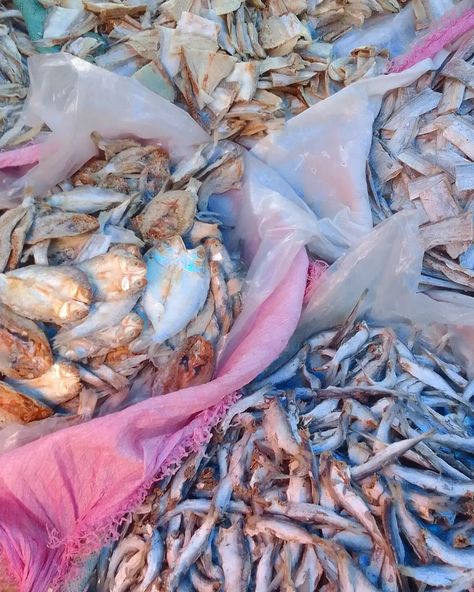 Ikan asin, di Ambal disebut gesek. Namun di daerah laain yang masih masuk wilayah Kebumen ada yang nyebut gereh. Apa sebutan ikan asin di daerah kalian? Ikan Asin