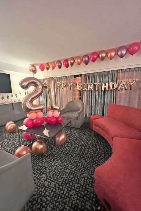 Rose Gold Room, Birthday Vegas, Rose Gold Rooms, Birthday Rose Gold, Balloon Surprise, Birthday Room, Gold Room, Birthday Room Decorations, Birthday Roses