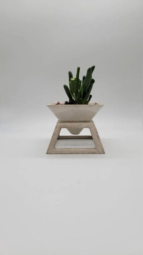 Ceramic Plant Stand, Virgo Party, Pyramid Planter, La House, Air Clay, Cement Art, Living Room Essentials, Hand Building, Concrete Planter