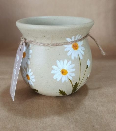 Painting On Clay Pots, Flowers On Pottery, Pintar Tazas Ceramica Ideas, Matki Painting Ideas, Plant Pot Design, Diy Pottery Painting, Flower Pot Art, Painted Pots Diy, Flower Pot Design