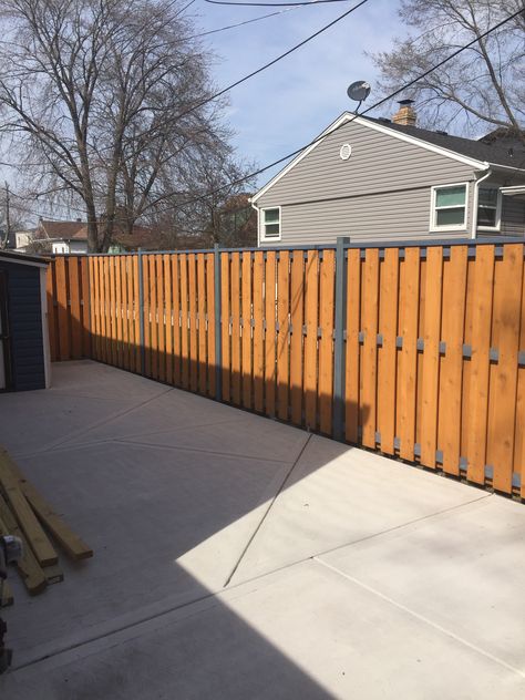 Red Cedar Fence, Fancy Fence, Green Wall Garden, Wood Patio Chairs, Home Fencing, Wood Fence Design, Traditional Porch, Garden Wall Designs, Fence Planters